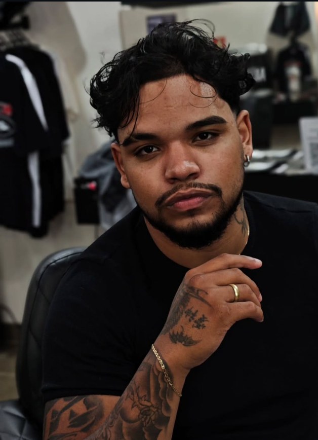 Barbeiro da UNDERCUT na cadeira da barbearia